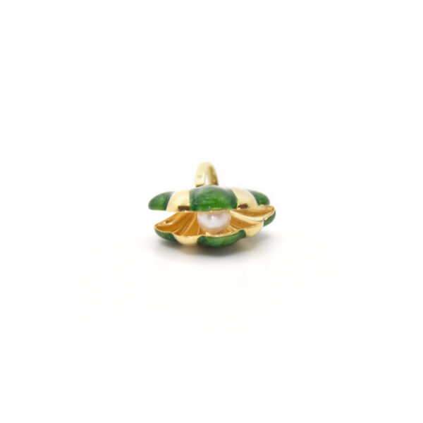 Pendente vintage anni 80 90 ostrica in oro giallo 18 kt e smalto verde e perla naturale.