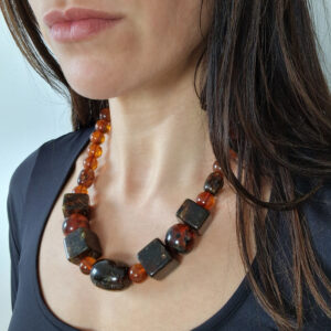 1.6 Collana in ambra con chiusura in oro